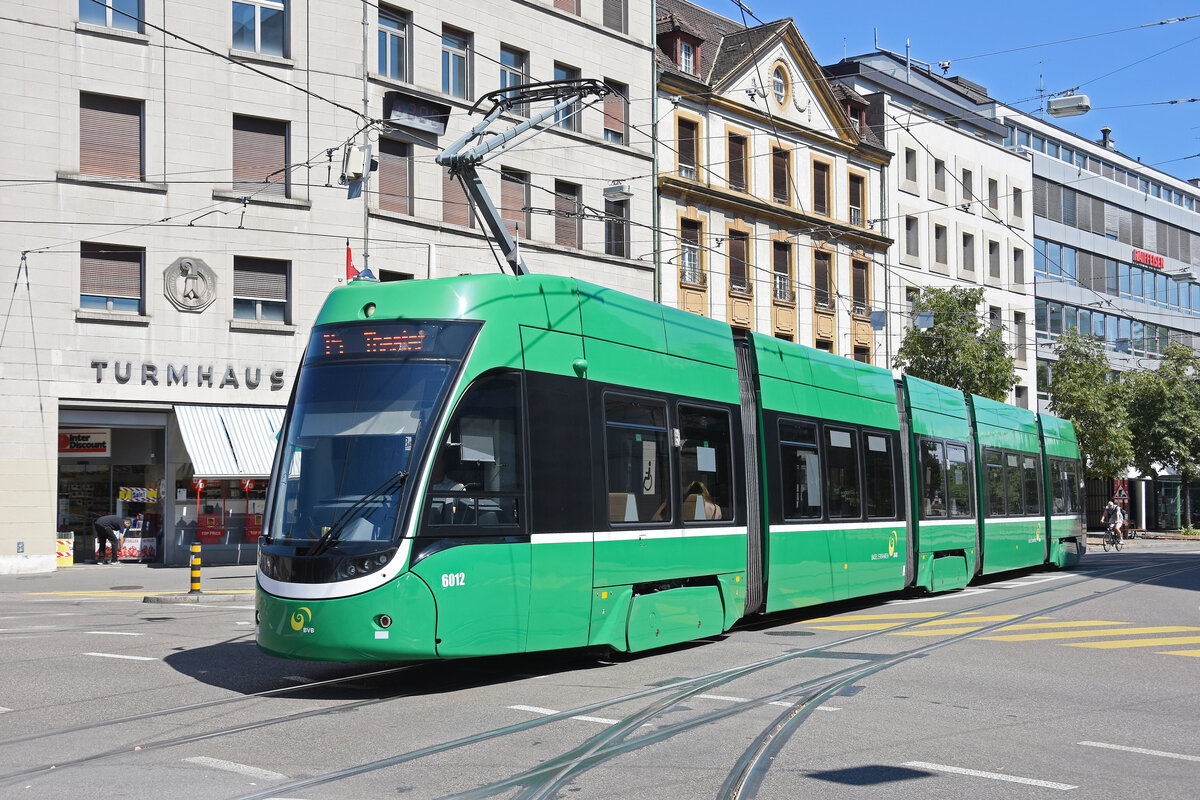 Be 4/6 Flexity 6012, auf der Linie 15, f�hrt am 02.07.2026 bei der Haltestelle Aeschenplatz ein. Aufnahme Basel.