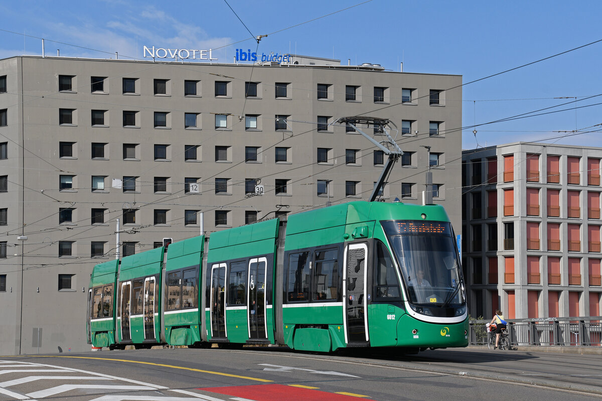 Be 4/6 Flexity 6012, auf der Linie 15, �berquert am 15.08.2026 die M�nchensteinerbr�cke. Aufnahme Basel.