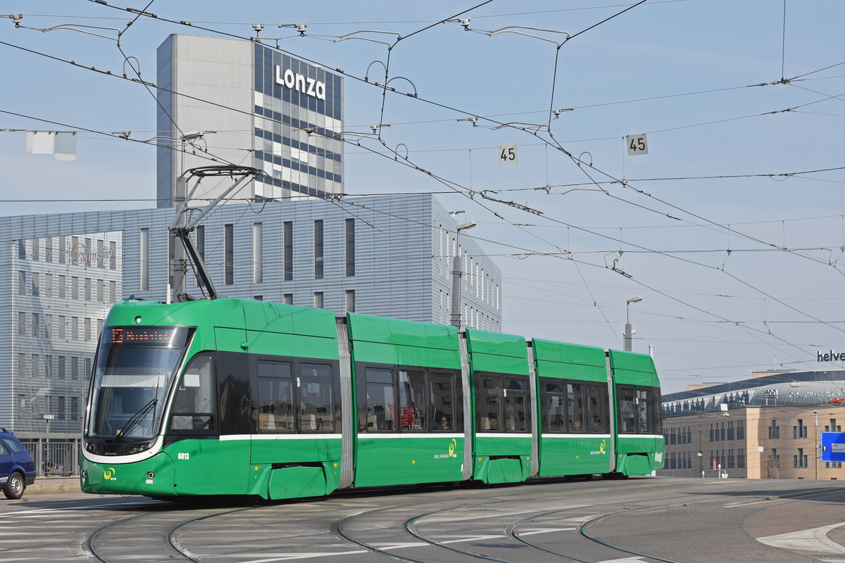 Be 4/6 Flexity 6013, auf der Linie 15, überquert die Münchensteinerbrücke. Die Aufnahme stammt vom 02.04.2019.