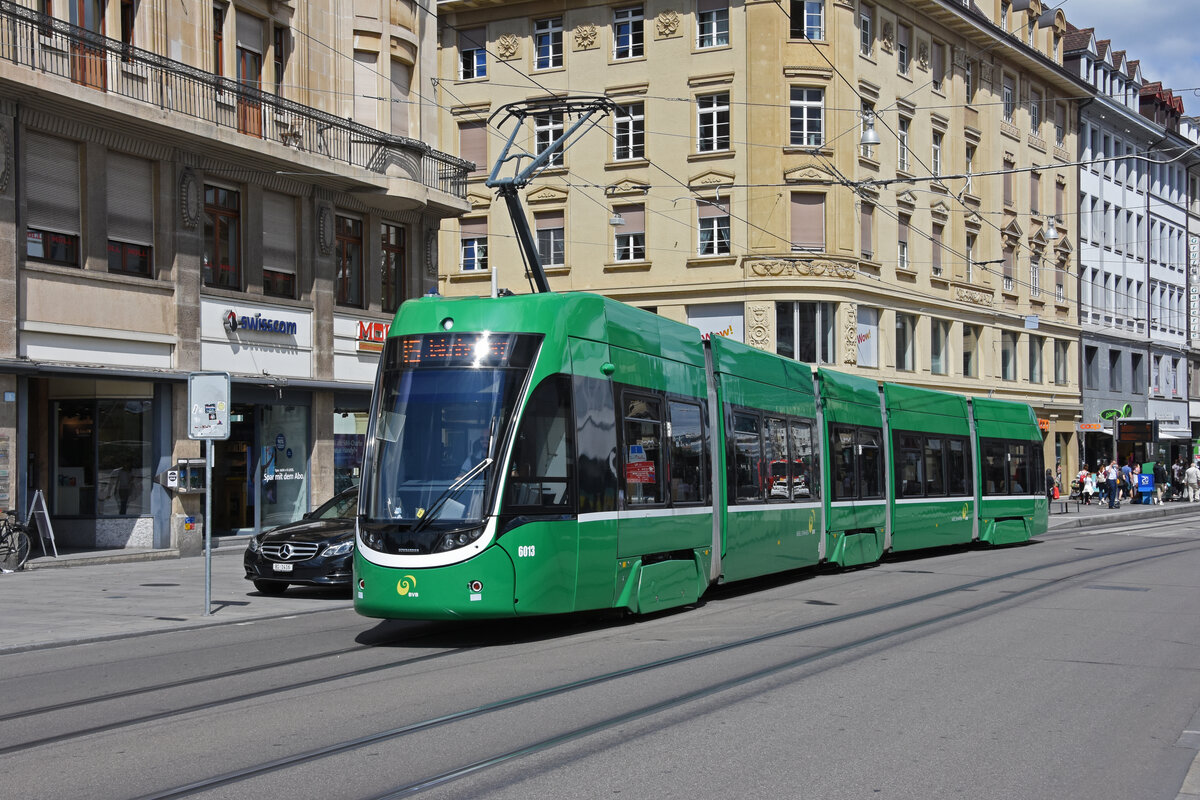 Be 4/6 Flexity 6013, auf der Linie 15, verlässt die Haltestelle Rheingasse. Die Aufnahme stammt vom 16.08.2021.