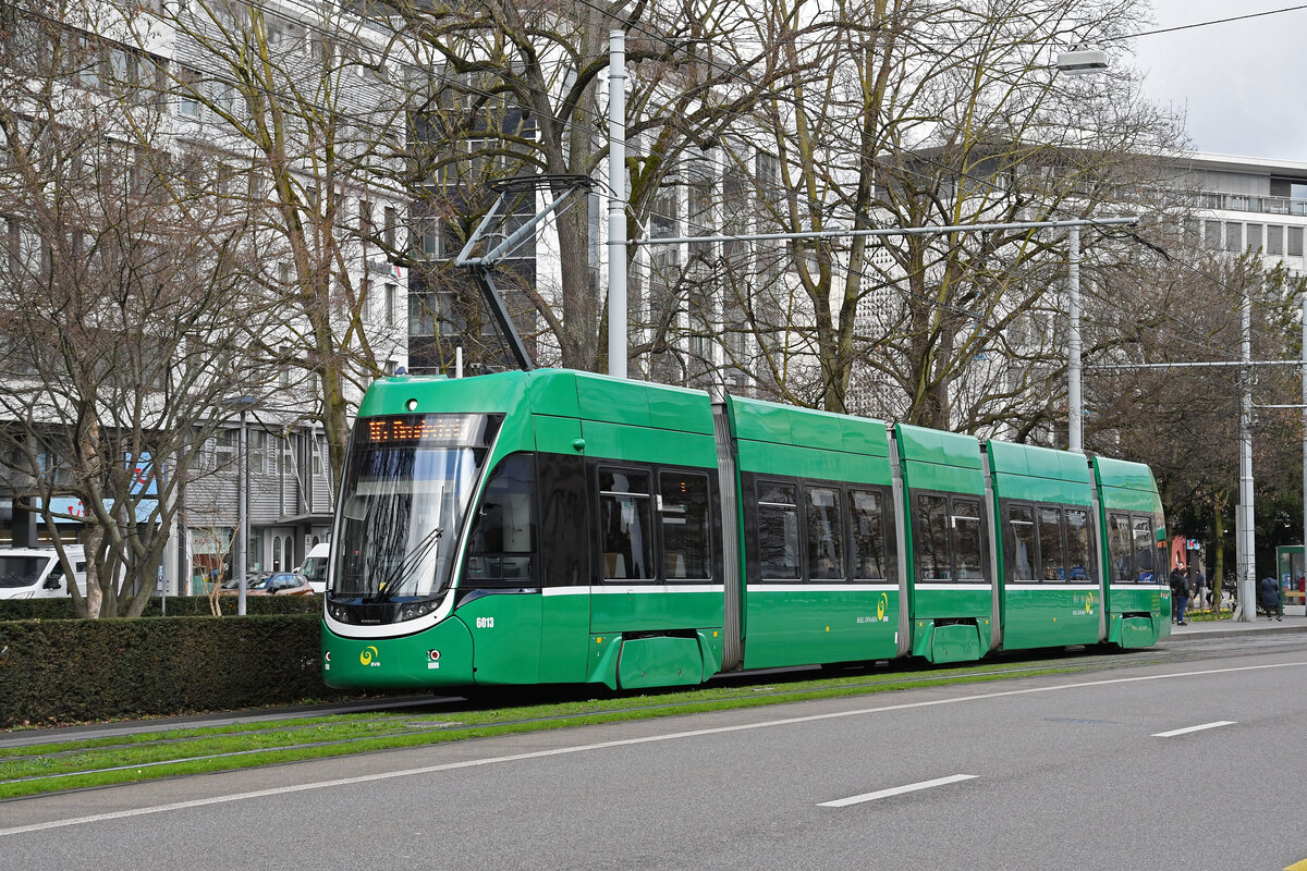 Be 4/6 Flexity 6013, auf der wegen der gesperrten Margarethenbrücke umgeleiteten Linie 16, fährt am 19.02.2024 zur Haltestelle am Bahnhof SBB.