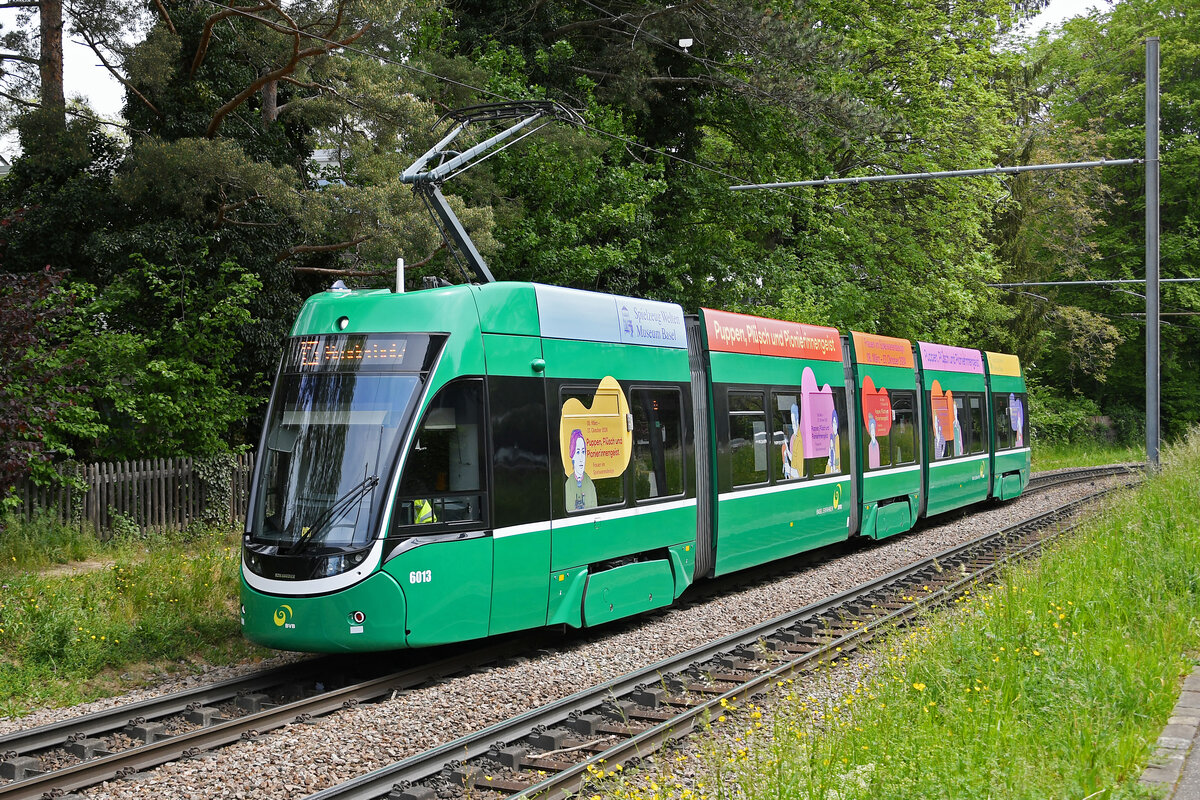 Be 4/6 Flexity 6013 mit der Werbung für das Spielzeug Welten Museum, auf der Linie 15, fährt am 04.05.2024 zur Haltestelle Lerchenstrasse.