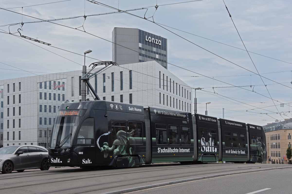 Be 4/6 Flexity 6013 mit der SALT Werbung, auf der Linie 15, überquert am 19.07.2025 die Münchensteinerbrücke. Aufnahme Basel.