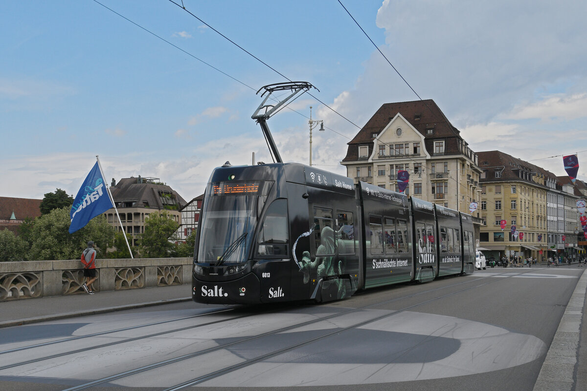 Be 4/6 Flexity 6013 mit der SALT Werbung, auf der Linie 15, überquert am 14.07.2025 die Mittlere Rheinbrücke. Aufnahme Basel.