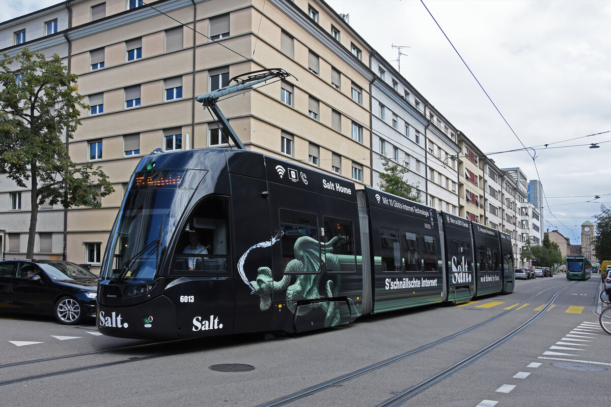 Be 4/6 Flexity 6013 mit der SALT Werbung, auf der wegen einer Baustelle umgeleiteten Linie 15, fährt am 02.09.2025 bei der Haltestelle Gewerbeschule ein. Aufnahme Basel.