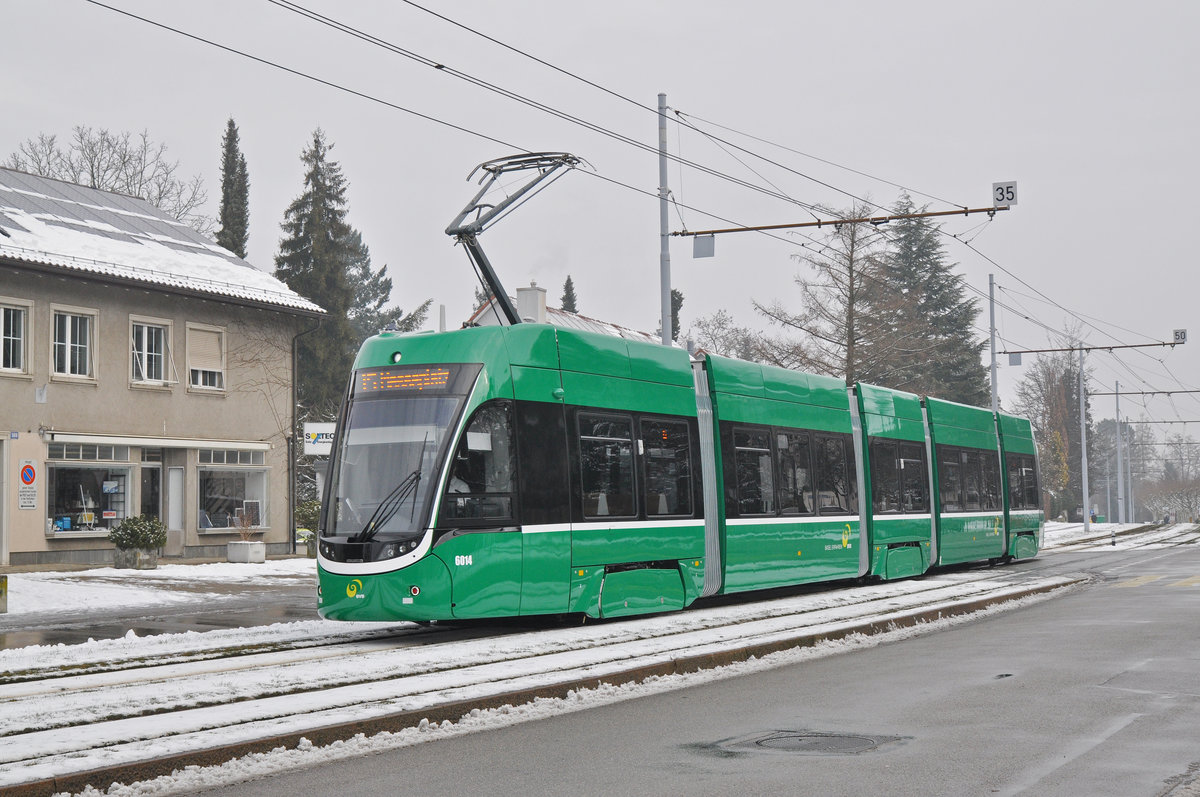Be 4/6 Flexity 6014, auf der Linie 15, fährt zur Endstation auf dem Bruderholz. Die Aufnahme stammt vom 02.03.2018.