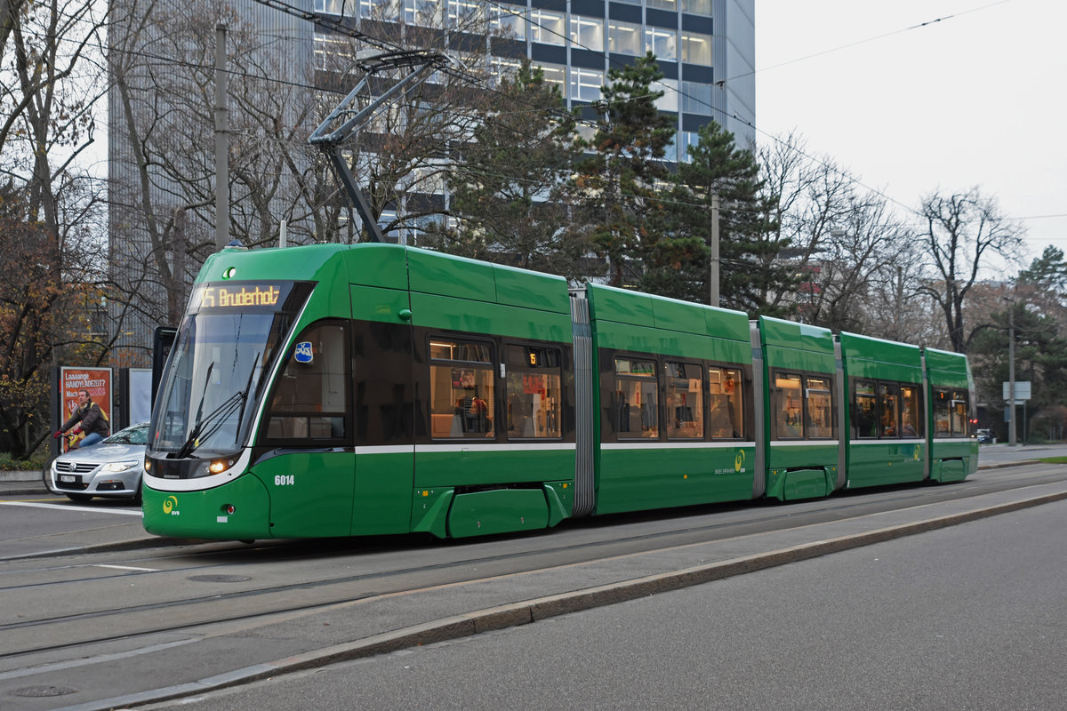 Be 4/6 Flexity 6014, auf der Linie 15, bedient die Haltestelle Grosspeterstrasse. Die Aufnahme stammt vom 05.12.2018.