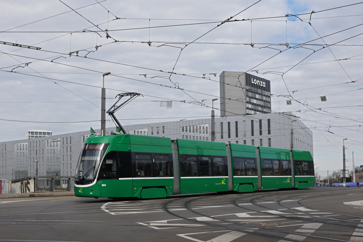 Be 4/6 Flexity 6014, auf der Linie 15, überquert die Münchensteinerbrücke. Die Aufnahme stammt vom 14.03.2020.