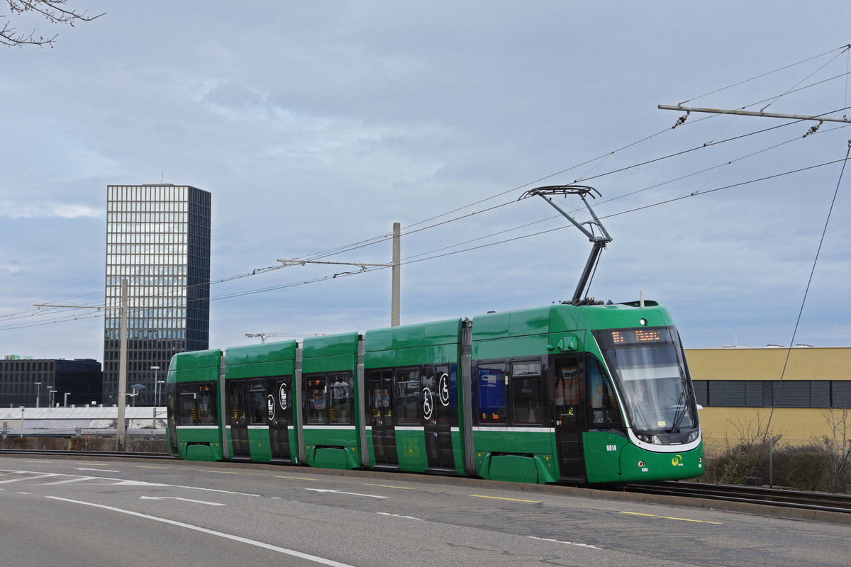 Be 4/6 Flexity 6014, auf der wegen einer Baustelle umgeleiteten Linie 16, fährt zur Endstation beim M-Parc. Die Aufnahme stammt vom 21.01.2021.
