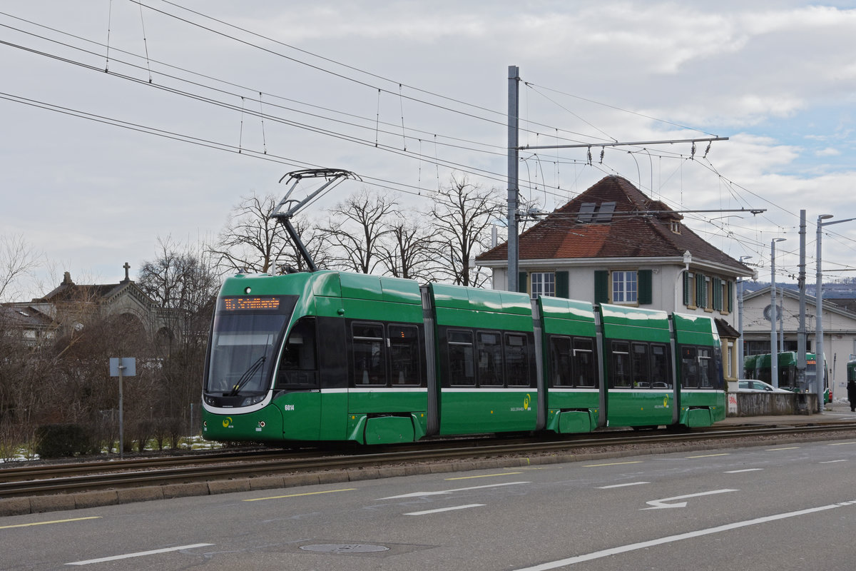 Be 4/6 Flexity 6014, auf der wegen einer Baustelle umgeleiteten Linie 16, verlässt die Endstation beim M-Parc. Die Aufnahme stammt vom 21.01.2021.