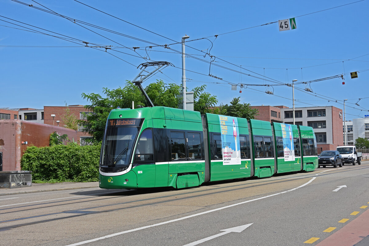 Be 4/6 Flexity 6014, auf der Linie 16, fährt zur Haltestelle IWB. Die Aufnahme stammt vom 09.08.2021.