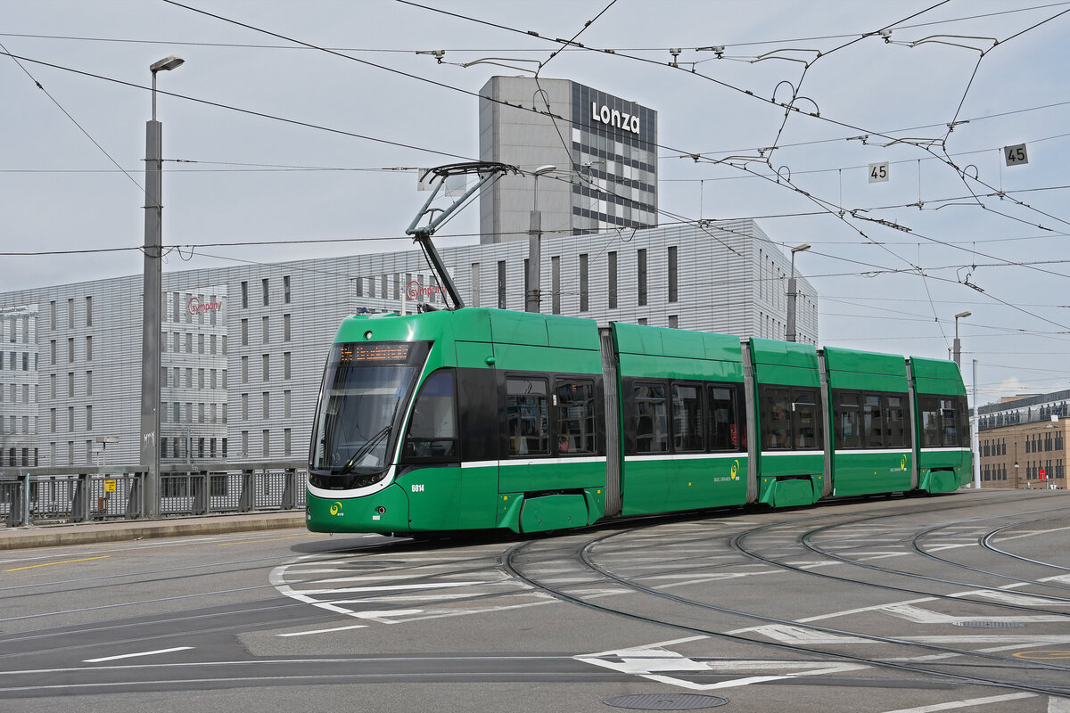 Be 4/6 Flexity 6014, auf der Linie 15, überquert am 04.05.2024 die Münchensteinerbrücke.