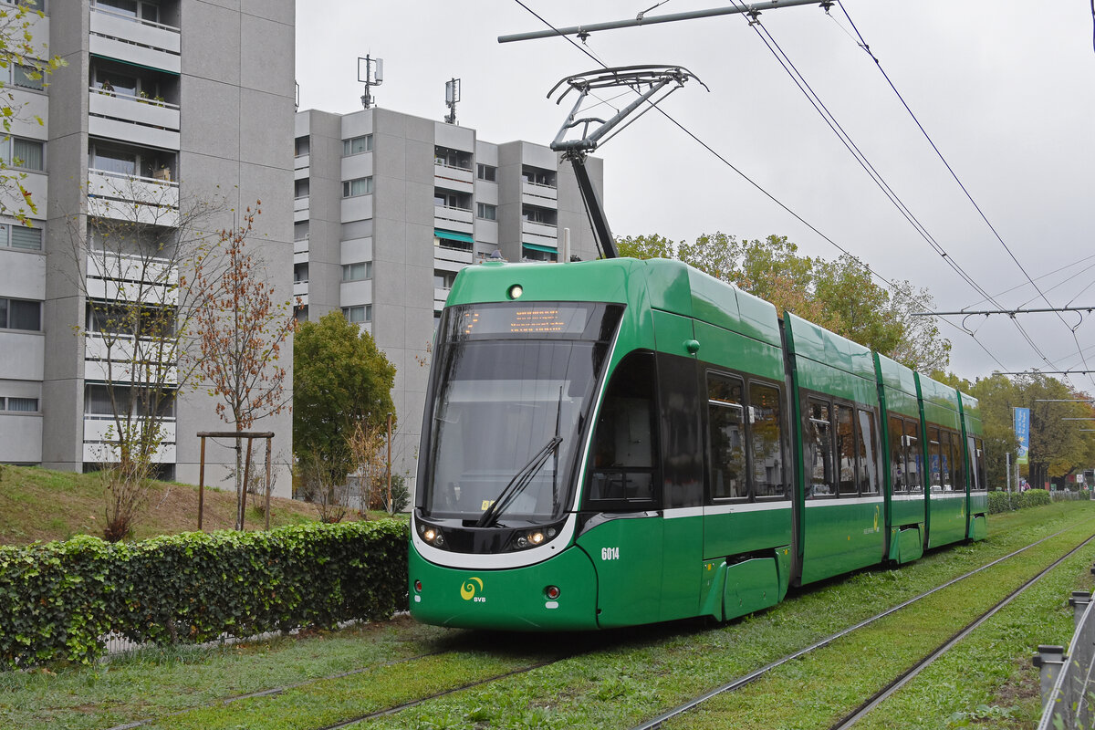 Be 4/6 Flexity 6014, auf der Linie 2, f�hrt am 19.10.2026 zur Haltestelle Hirzbrunnen/Claraspital. Aufnahme Basel.