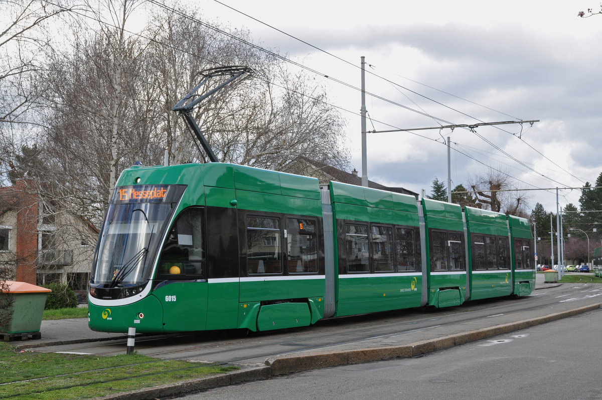 Be 4/6 Flexity 6015, auf der Linie 15, wartet an der Endstation auf dem Bruderholz. Die Aufnahme stammt vom 01.04.2018.