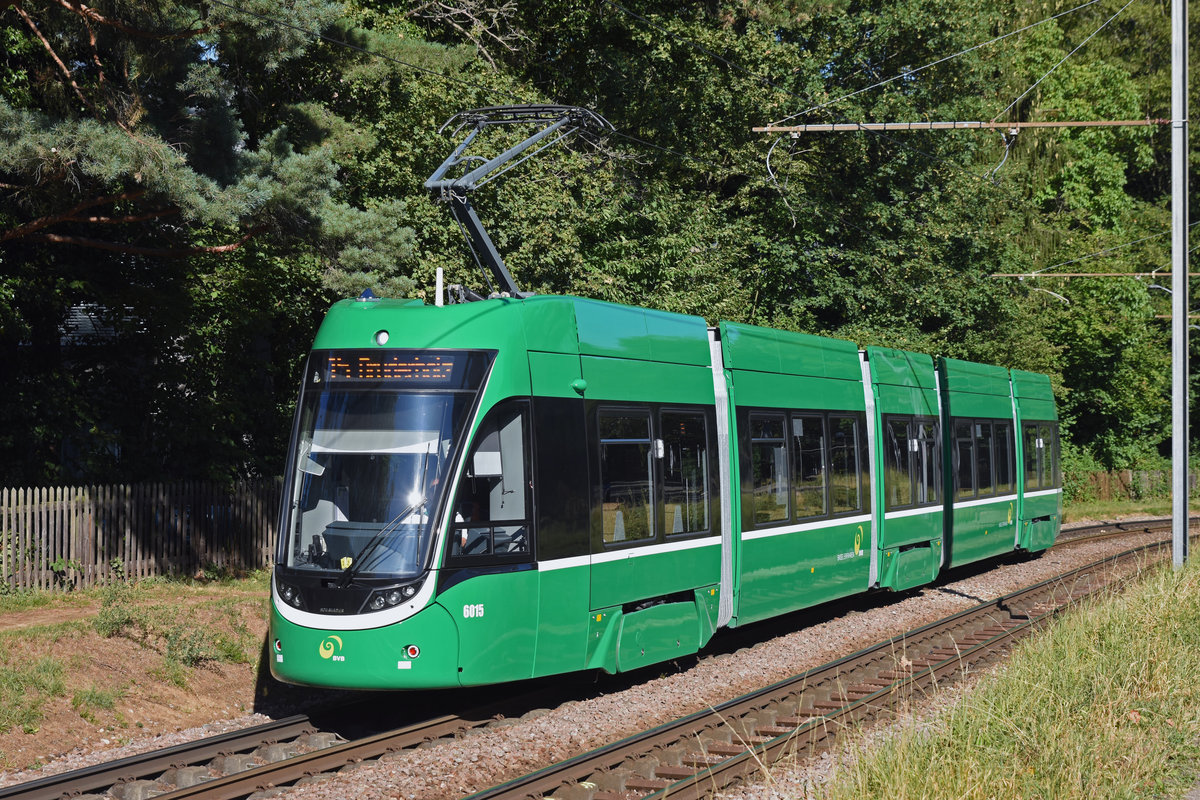 Be 4/6 Flexity 6015, auf der Linie 15, fährt zur Haltestelle Lerchenstrasse. Die Aufnahme stammt vom 11.08.2018.