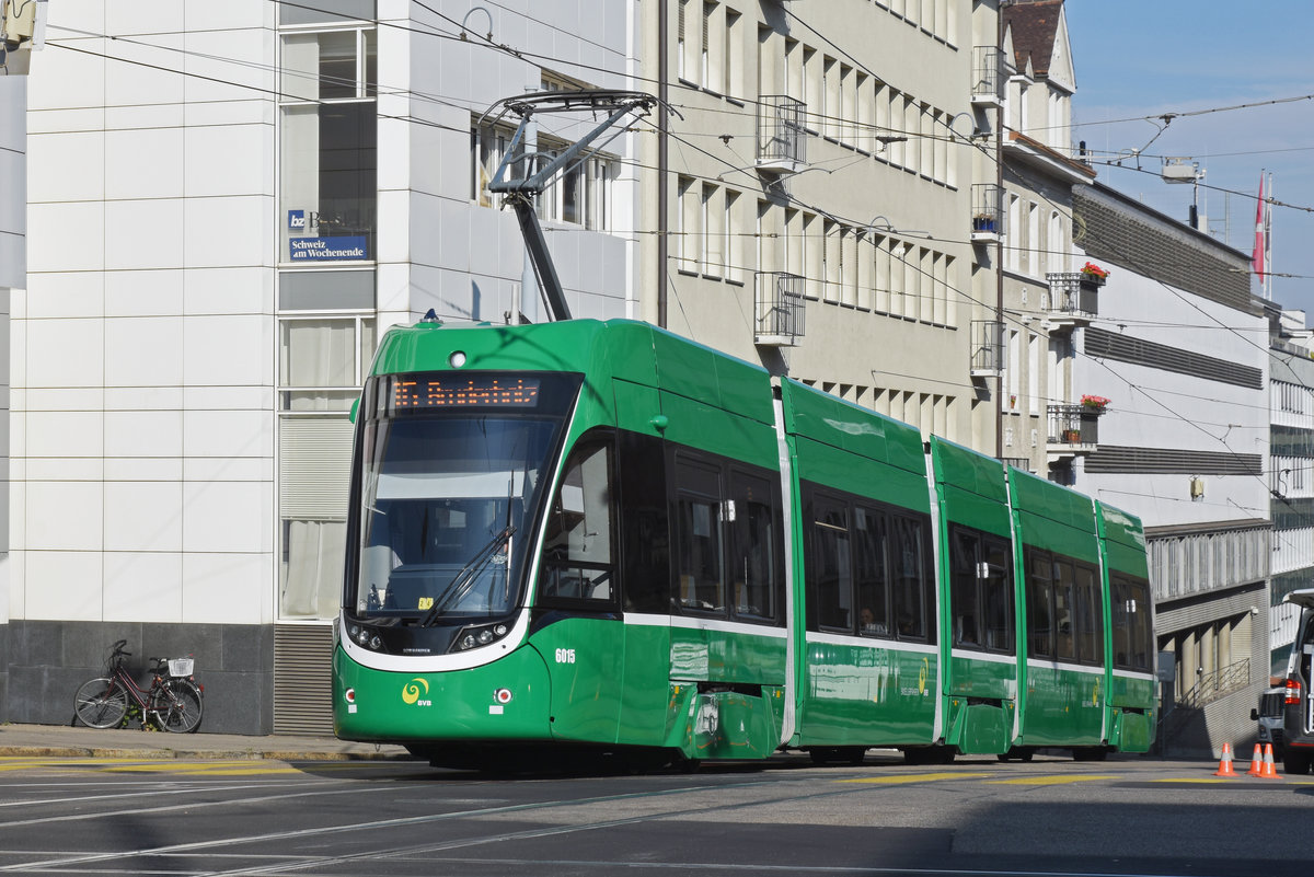 Be 4/6 Flexity 6015, auf der Linie 16, fährt zur Haltestelle Markthalle. Die Aufnahme stammt vom 05.11.2018.