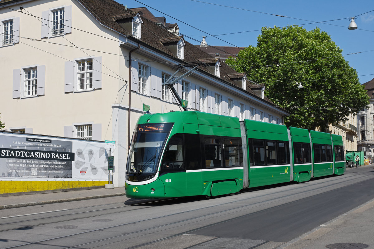 Be 4/6 Flexity 6015, auf der Linie 15, fährt den Steinenberg hinunter zur Haltestelle Barfüsserplatz. Die Aufnahme stammt vom 16.05.2020.