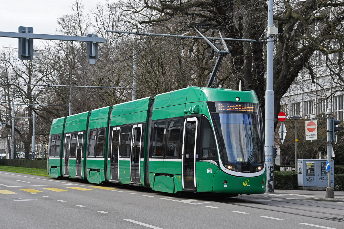 Be 4/6 Flexity 6015, auf der wegen der gesperrten Margarethenbrücke umgeleiteten Linie 16, fährt am 19.02.2024 zur Haltestelle am Aeschenplatz.