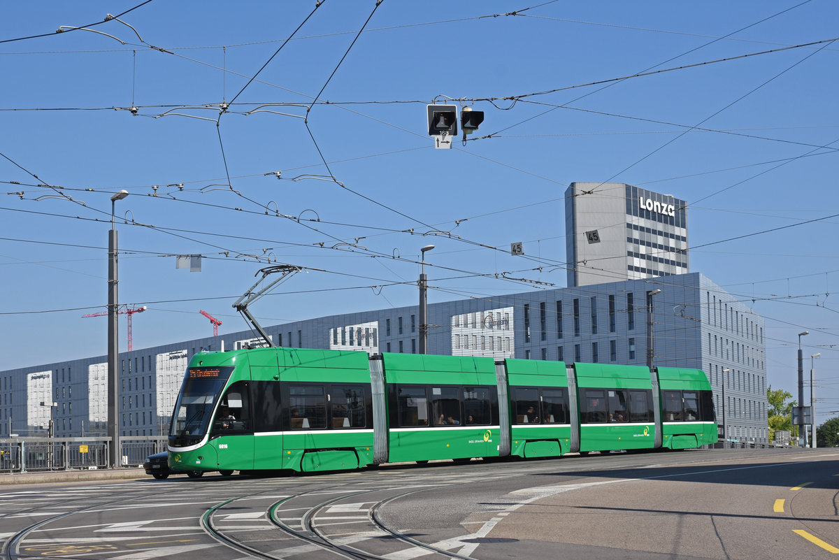 Be 4/6 Flexity 6016, auf der Linie 15, überquert die Münchensteinerbrücke. Die Aufnahme stammt vom 07.07.2018.