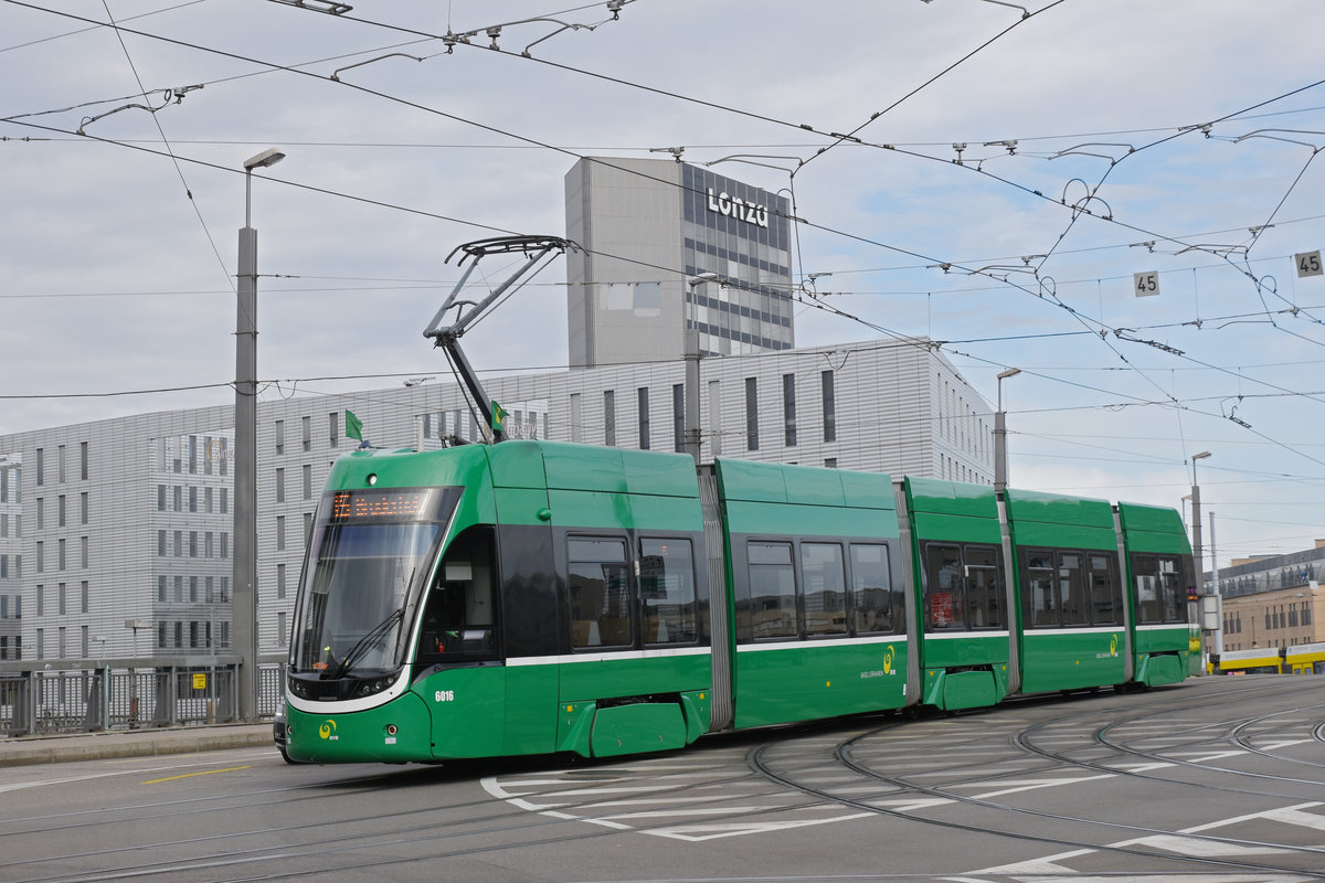 Be 4/6 Flexity 6016, auf der Linie 15, überquert die Münchensteinerbrücke. Die Aufnahme stammt vom 14.03.2020.