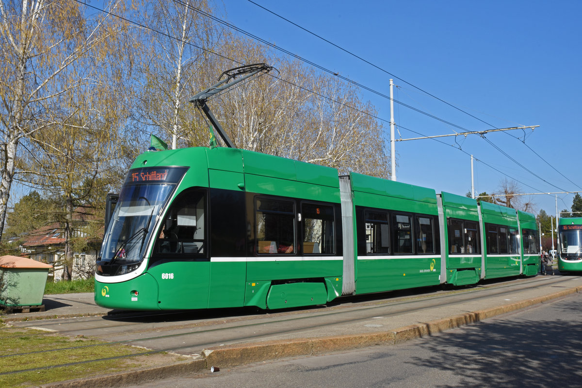 Be 4/6 Flexity 6016, auf der Linie 15, wartet an der Endstation auf dem Bruderholz. Die Aufnahme stammt vom 03.04.2020