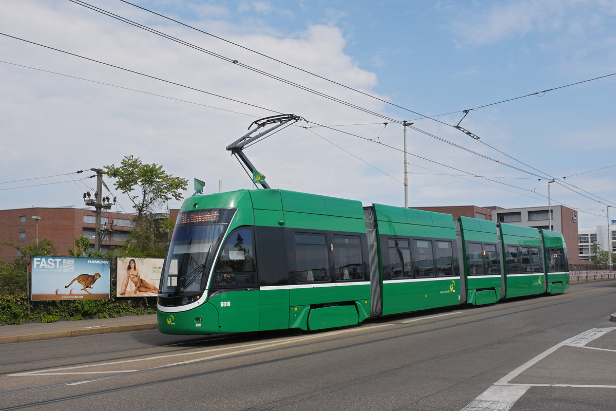 Be 4/6 Flexity 6016, auf der Linie 16, fährt zur Haltestelle IWB. Die Aufnahme stammt vom 26.04.2020.