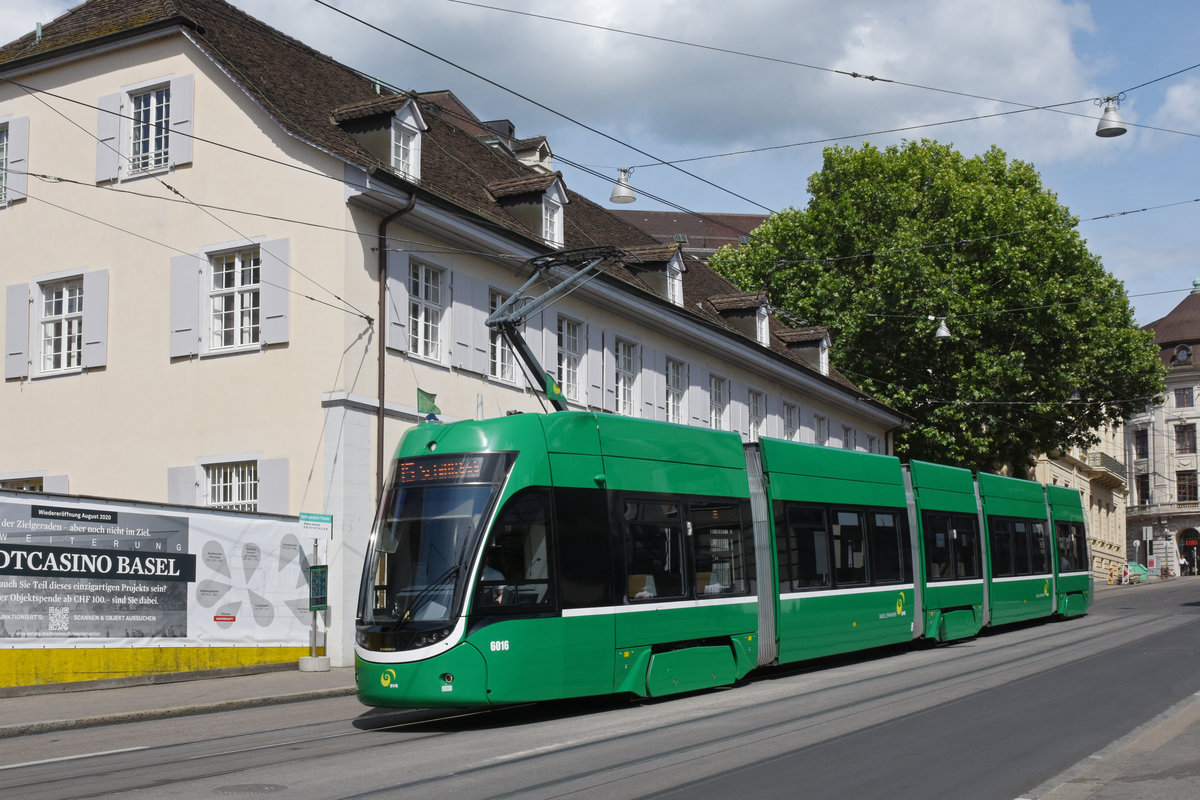 Be 4/6 Flexity 6016, auf der Linie 15, fährt den Steinenberg hinunter zur Haltestelle Barfüsserplatz. Die Aufnahme stammt vom 24.05.2020. 