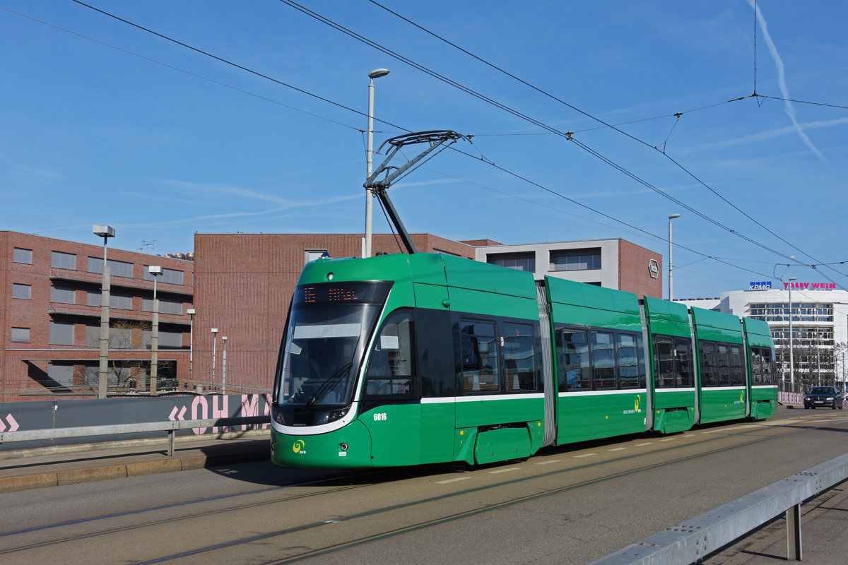 Be 4/6 Flexity 6016, auf der Linie 16, fährt zur Haltestelle IWB. Die Aufnahme stammt vom 20.02.2021.