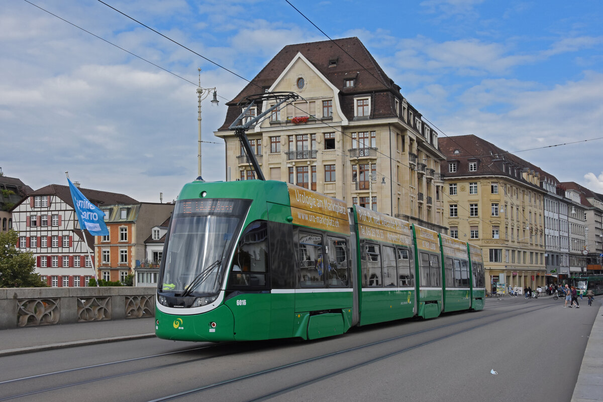 Be 4/6 Flexity 6016, auf der Linie 15, überquert die Mittlere Rheinbrücke. Die Aufnahme stammt vom 31.08.2021.