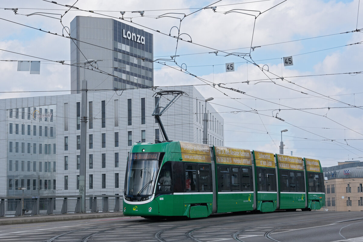 Be 4/6 Flexity 6016, auf der Linie 15, überquert die Münchensteinerbrücke. Die Aufnahme stammt vom 04.04.2022.
