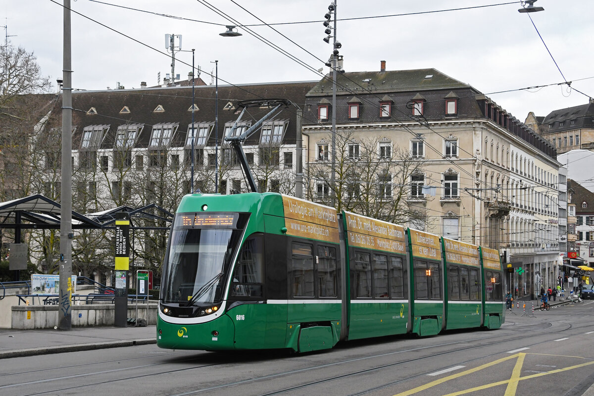 Be 4/6 Flexity 6016, auf der wegen der gesperrten Margarethenbrücke umgeleiteten Linie 16, fährt am 19.02.2024 den Steinenberg hoch zur Haltestelle Bankverein.