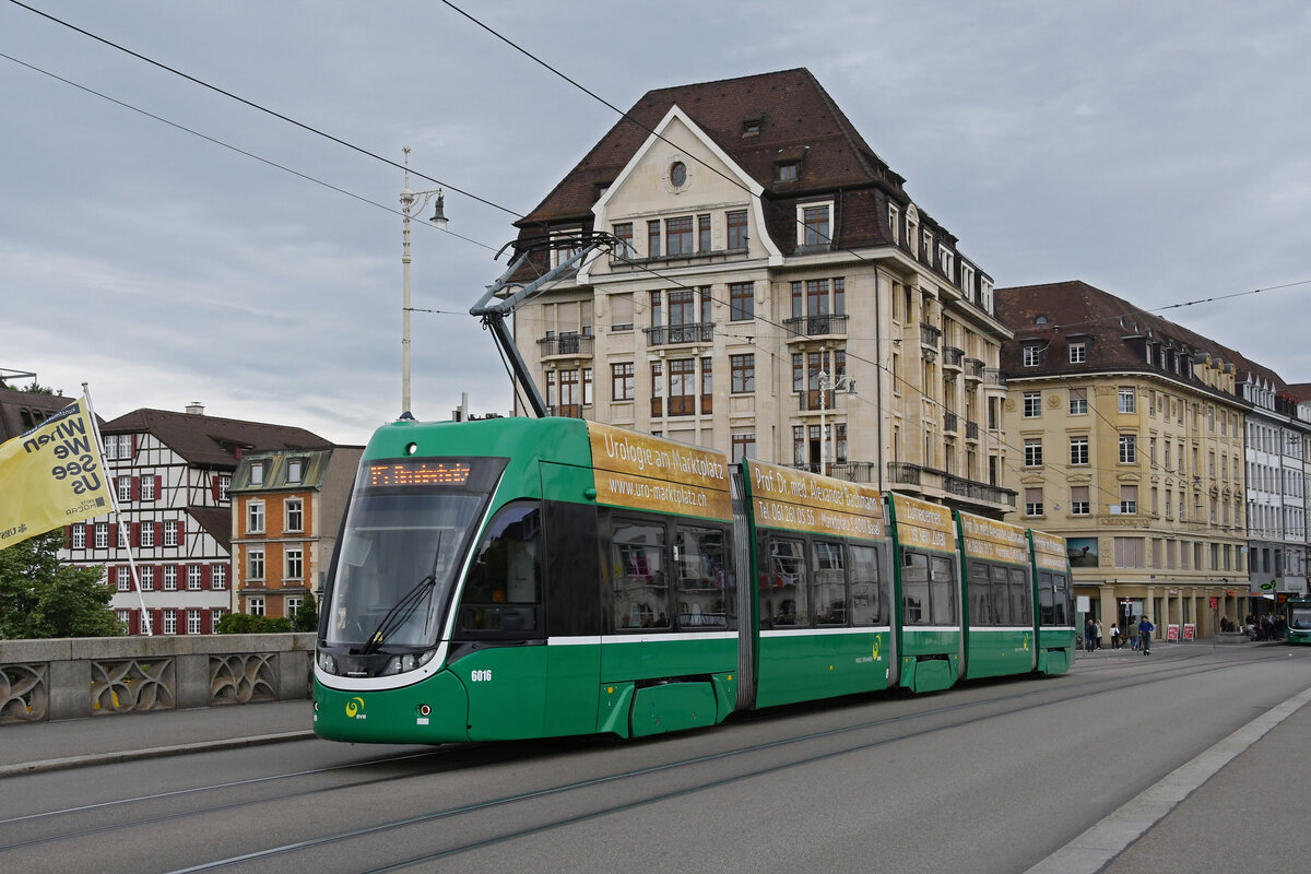 Be 4/6 Flexity 6016, auf der Linie 15, überquert am 27.05.2024 die Mittlere Rheinbrücke.