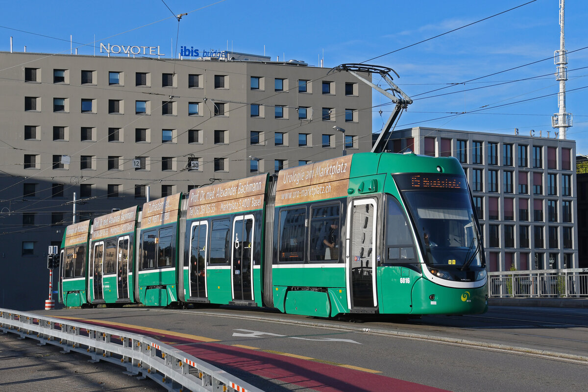 Be 4/6 Flexity 6016, auf der Linie 15, überquert am 07.09.2024 die Münchensteinerbrücke. Aufnahme Basel.