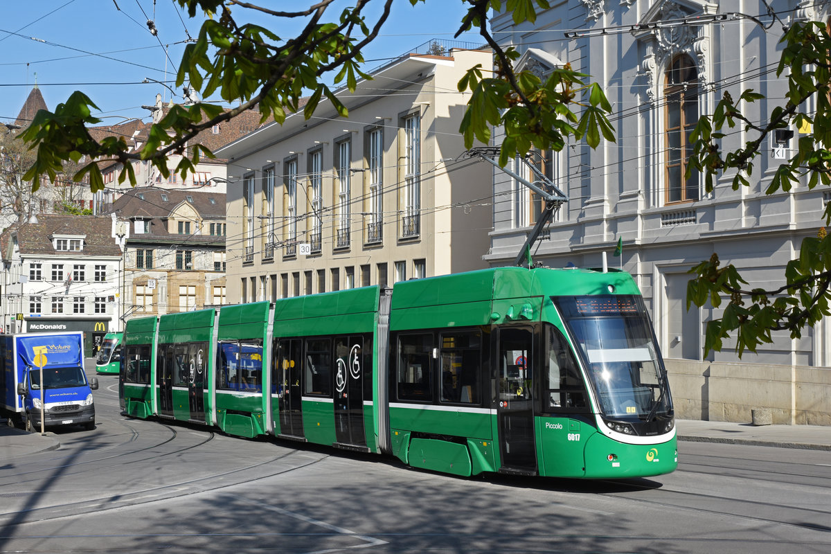 Be 4/6 Flexity 6017, auf der Linie 15, fährt den Steinenberg hoch zur Haltestelle Bankverein. Die Aufnahme stammt vom 07.04.2020.