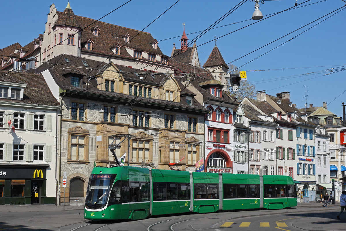 Be 4/6 Flexity 6017, auf der Linie 15, bedient die Haltestelle am Barfüsserplatz. Die Aufnahme stammt vom 09.04.2020.