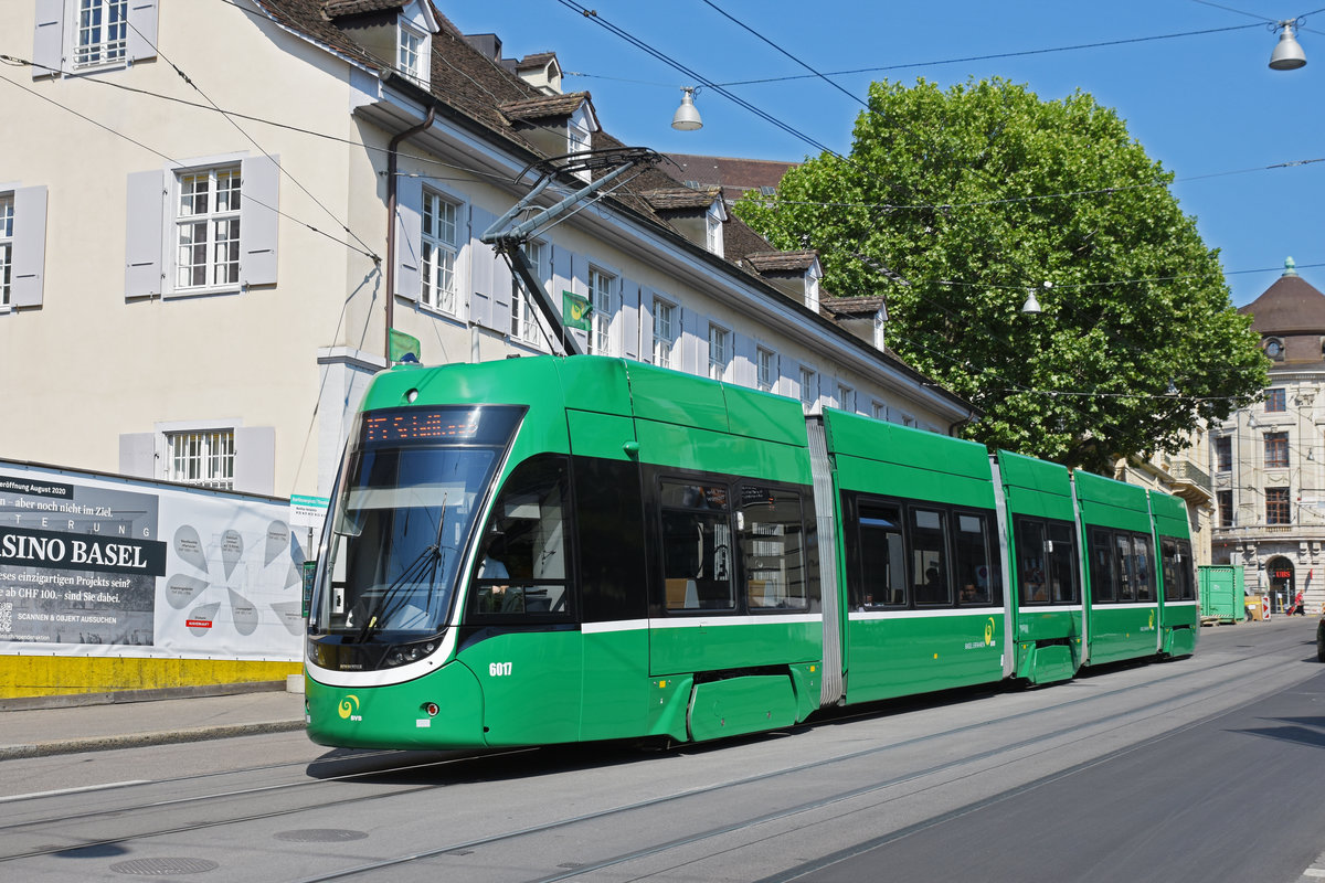 Be 4/6 Flexity 6017, auf der Linie 15, fährt den Steinenberg hinunter zur Haltestelle Barfüsserplatz. Die Aufnahme stammt vom 16.05.2020.