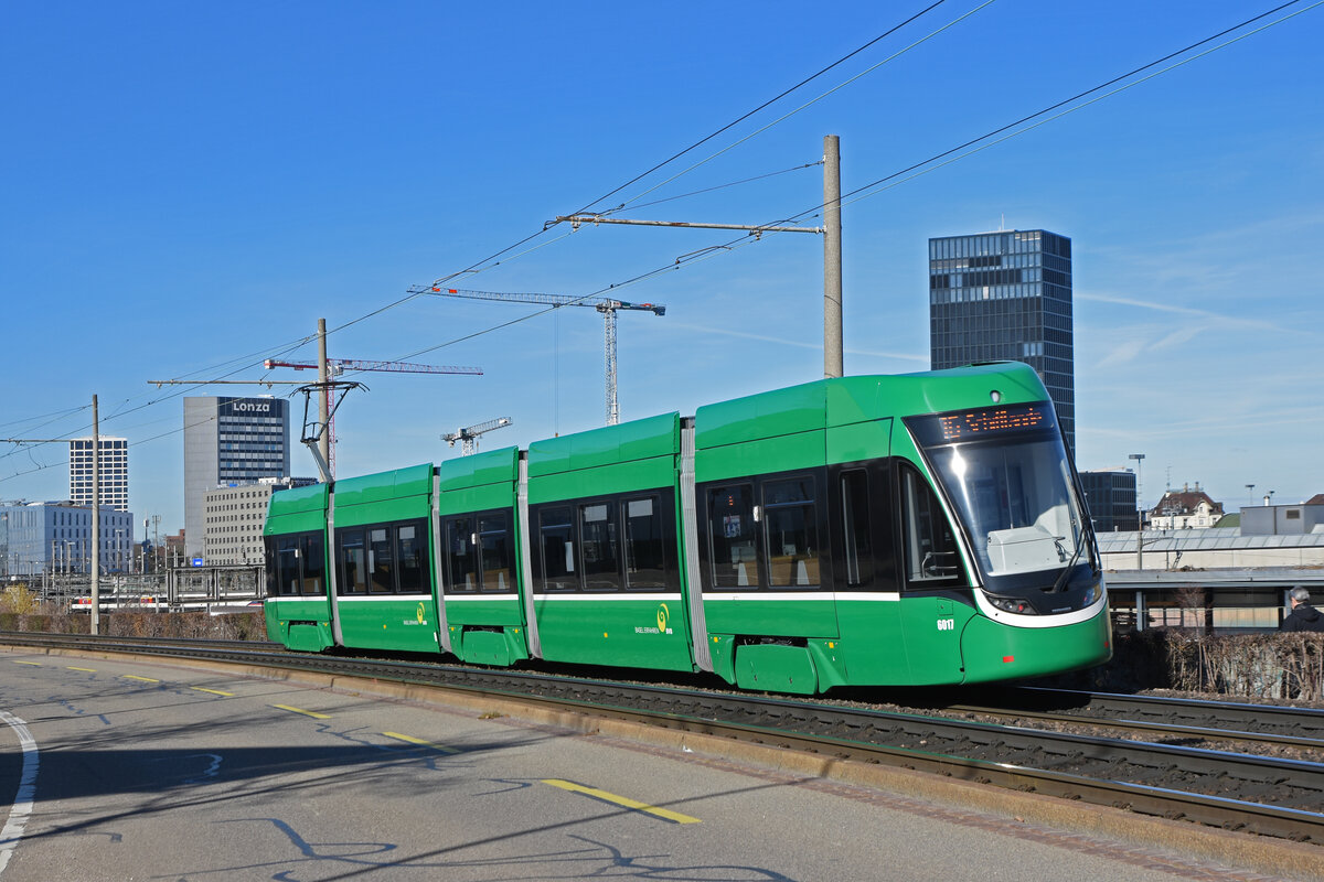 Be 4/6 Flexity 6017, auf der wegen einer Baustelle umgeleiteten Linie 16, fährt zur Haltestelle Münchensteinerstrasse. Die Aufnahme stammt vom 08.02.2022.