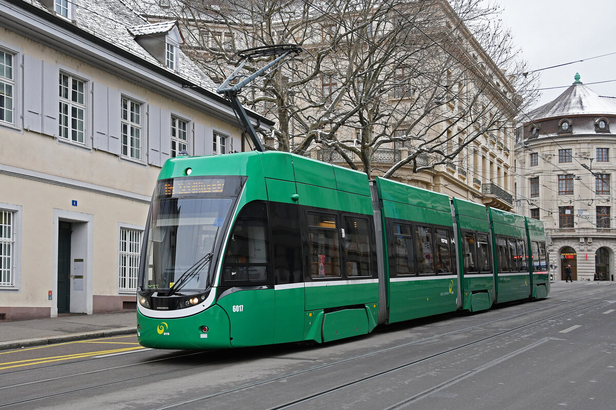 Be 4/6 Flexity 6017, auf der wegen der gesperrten Margarethenbrücke umgeleiteten Linie 16, fährt am 08.01.2024 den Steinenberg hinunter zur Haltestelle Barfüsserplatz.