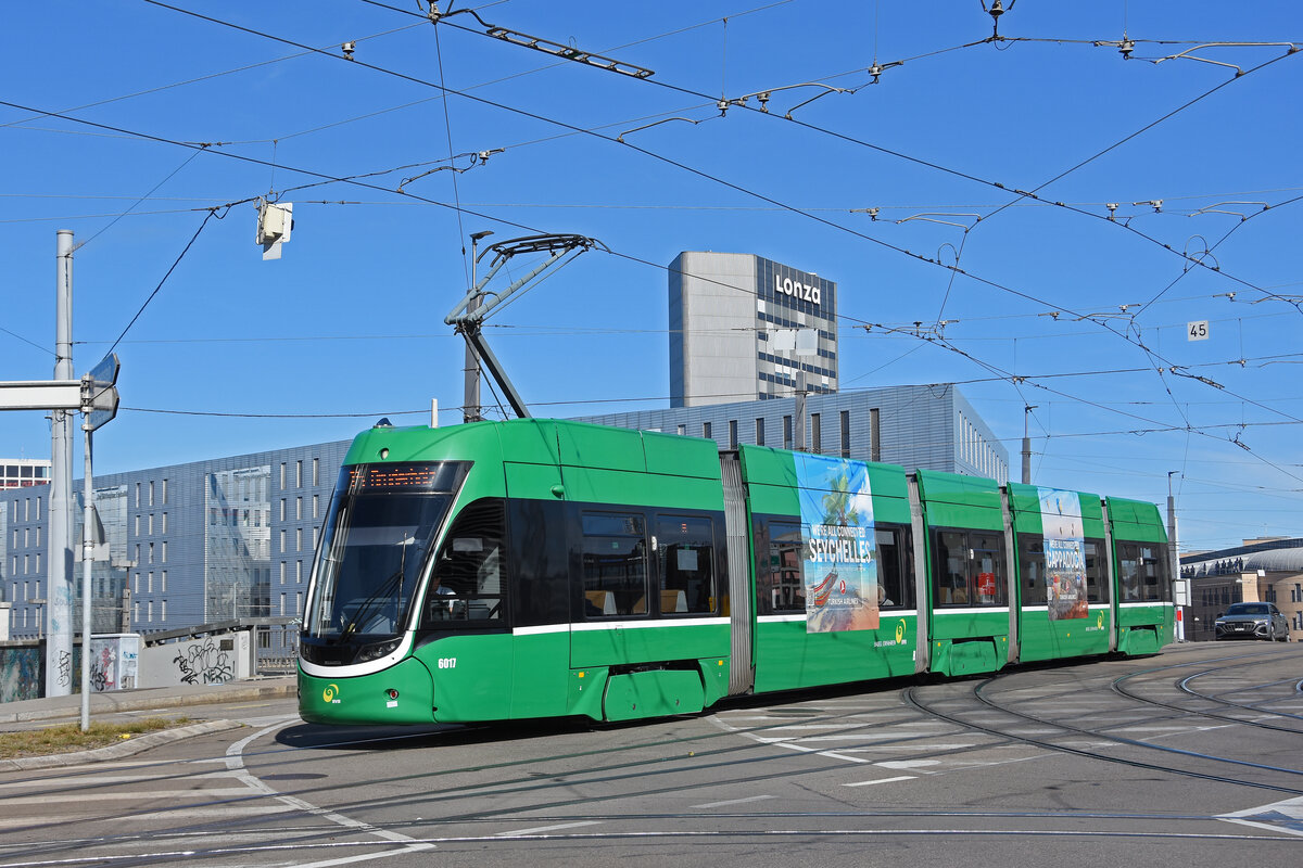 Be 4/6 Flexity 6017, auf der Linie 15, �berquert am 14.09.2026 die M�nchensteinerbr�cke. Aufnahme Basel.