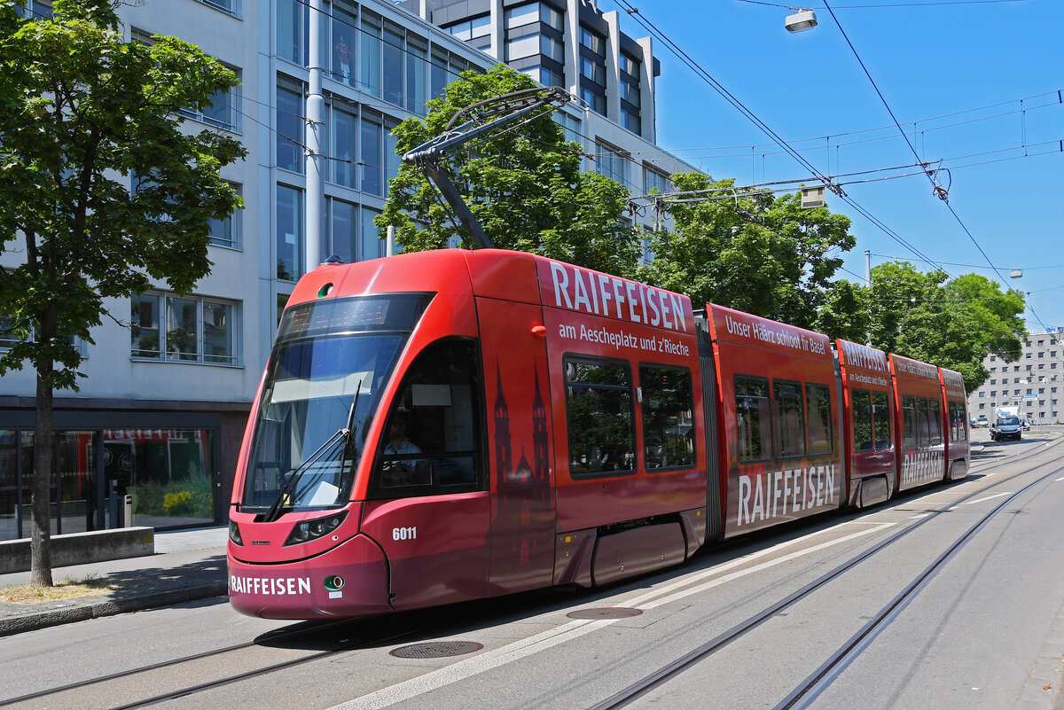 Be 4/6 Flexity mit der Werbung für die Raiffeisen Bank, auf der Linie 15, fährt am 02.06.2023 bei der Haltestelle Heiliggeistkirche ein.