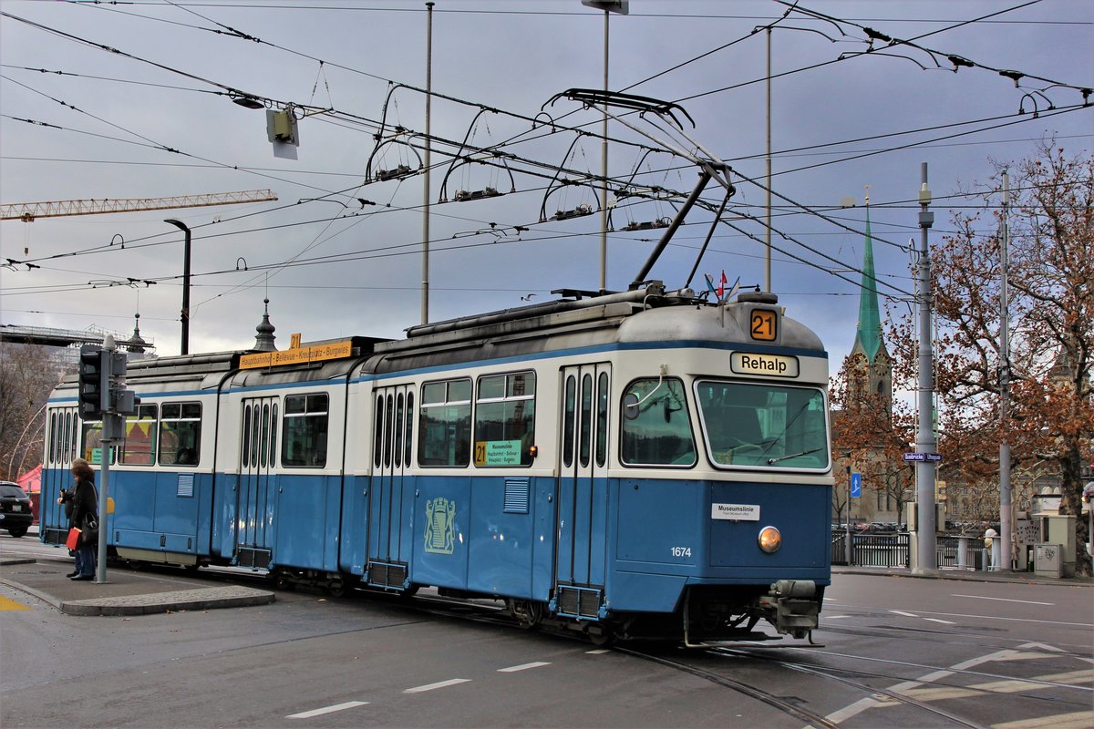 Be 4/6 Nr. 1674 erreicht bei der 1. Rundfahrt am 26. November 2017 auf der Museumslinie 21 nach Rehalp den Haltepunkt Zürich Bellevue. Im Hintergrund das  Frauenmünster .