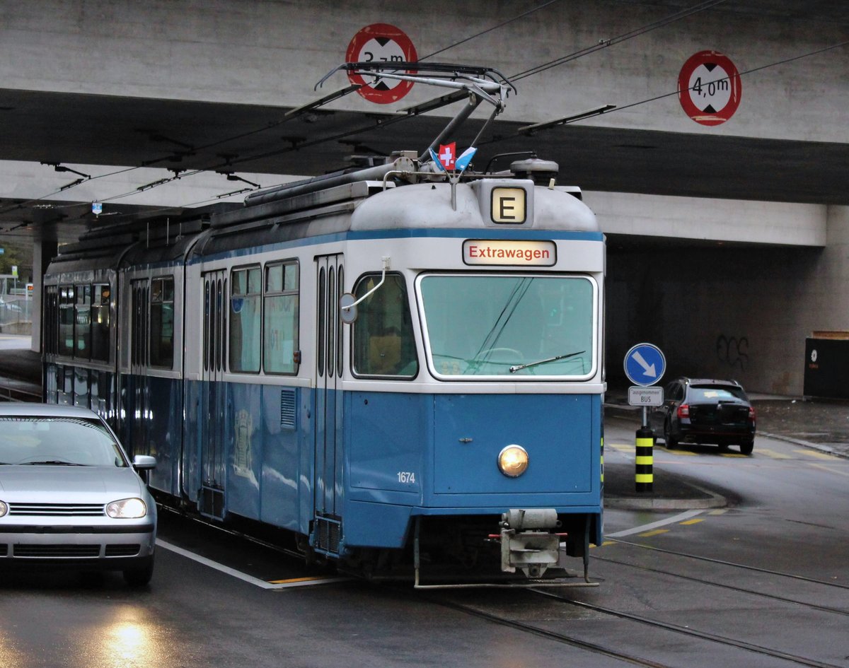Be 4/6 Nr. 1674 unterwegs am 25. November 2017 zwischen Bf. Oerlikon Ost und Sternen Oerlikon. Es war (wieder)ein Zufall als ich beim Umsteigen (Tram) gesichtet habe... 