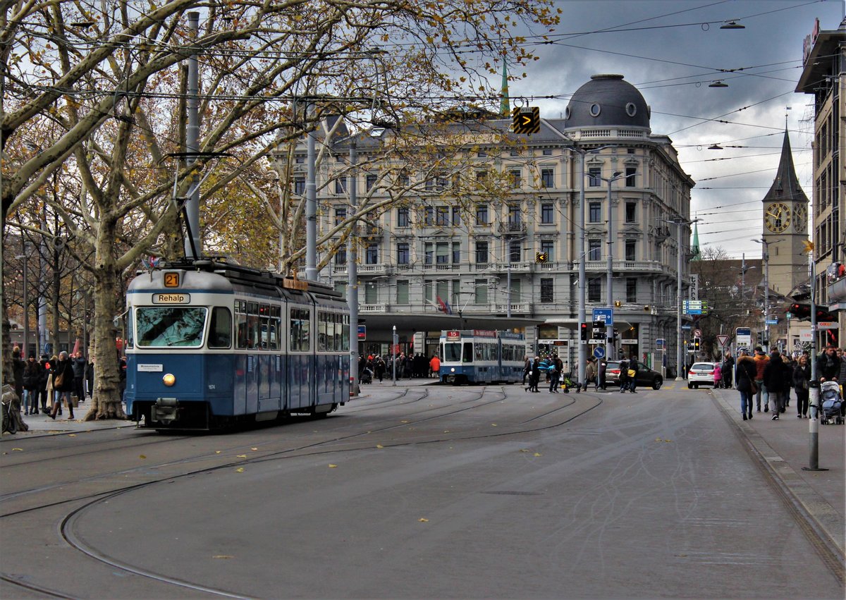 Be 4/6 Nr. 1674 unterwegs am 26. November 2017 zwischen Zürich Bellevue und Zürich Stadelhofen auf der Museumslinie 21 nach Rehalp. Im Hintergrund die Kirche  St. Peter .