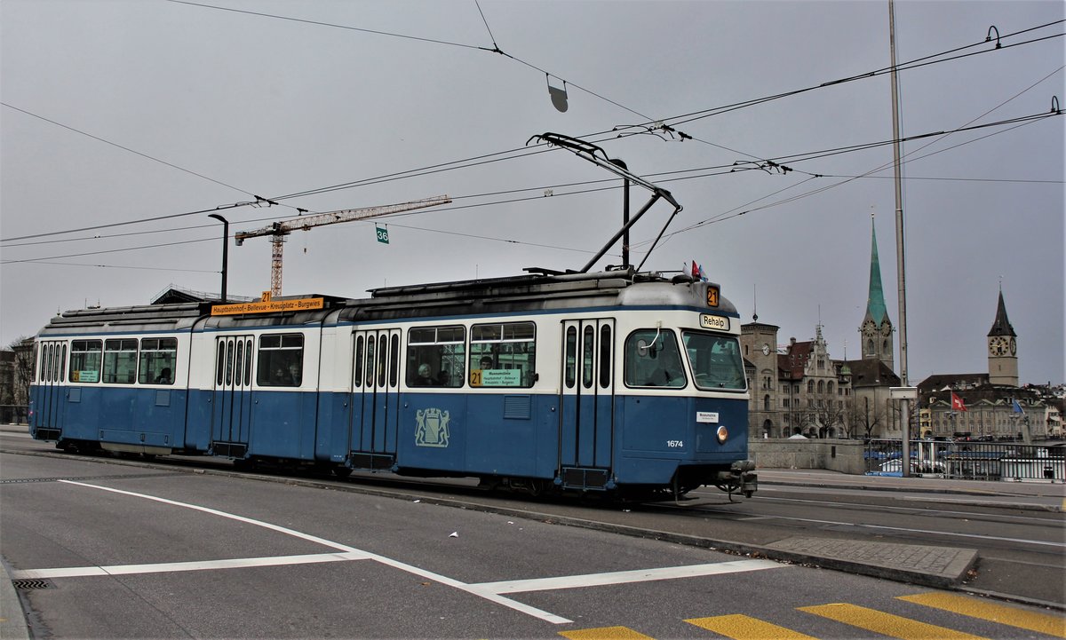 Be 4/6 Nr. 1674 unterwegs am 26. November 2017 zwischen Zürich Bürkliplatz und Zürich Bellevue auf der Museumslinie 21 nach Rehalp. Im Hintergrund sieht man den St. Peter und das Frauenmünster.