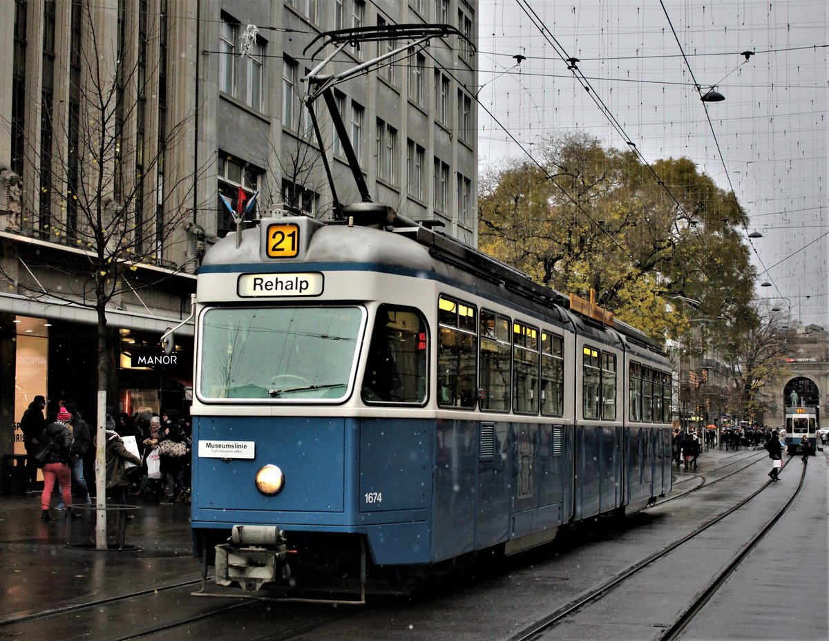 Be 4/6 Nr. 1674 unterwegs am 26. November 2017 auf der Bahnhofstrasse als Museumslinie 21 nach Rehalp. 