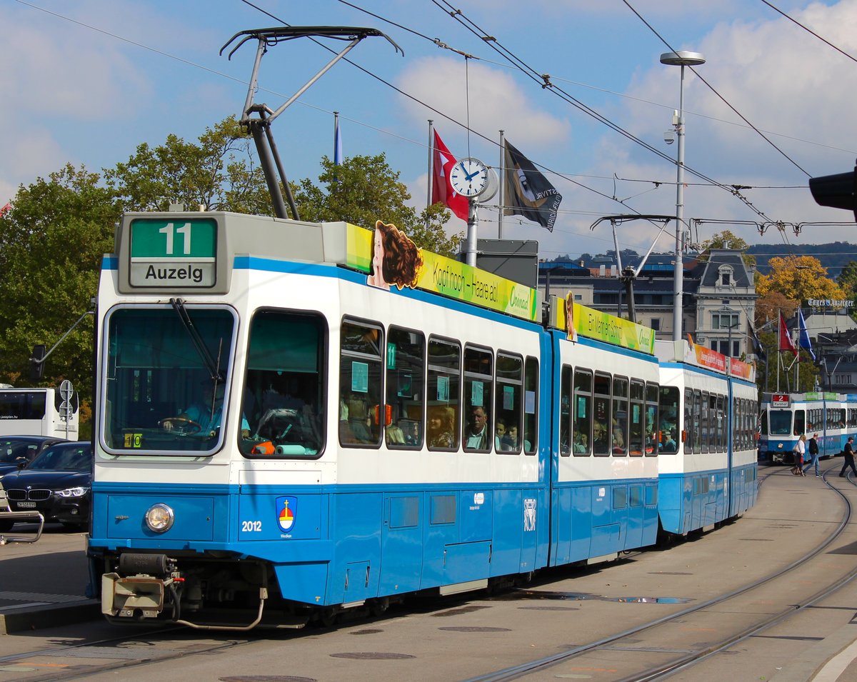Be 4/6 Nr. 2012  Wiedikon  erreicht am 27. September 2017 als (Tram-)Linie 11 nach Auzelg die Haltestelle ZH Bürkliplatz. 