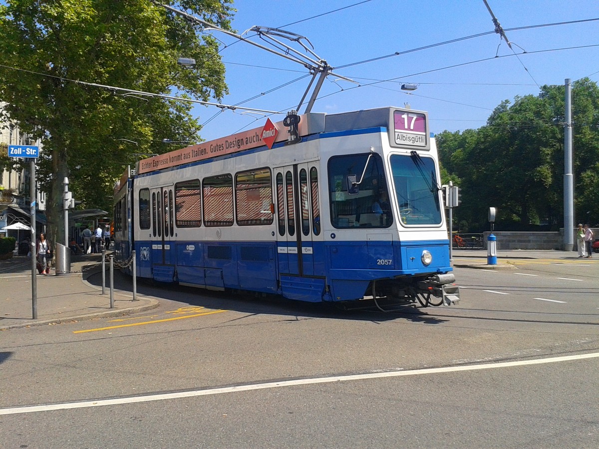Be 4/6 Nr. 2057 als Linie 17 (Werdhölzli - Hauptbahnhof - Albisgütli) beim Halt an der Haltestelle Sihlquai/HB. (24.7.2015)
