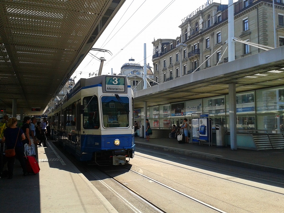Be 4/6 Nr. 2061 als Linie 3 (Klusplatz - Albisrieden) bei der Einfahrt in die Station Bahnhofsplatz/HB. (24.7.2015)
