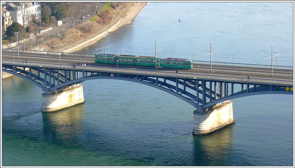 Be 4/6 S + B4 auf der Wettsteinbrücke in Basel. (12.12.2015)