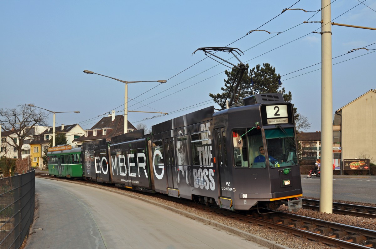 Be 4/6 S 661 auf der Linie 2 mit der Bomberg Werbung, anlässlich der Messe Basel World 15, zusammen mit dem B 1479 S fahren zur Haltestelle Habermatten. Die Aufnahme stammt vom 19.03.2015.